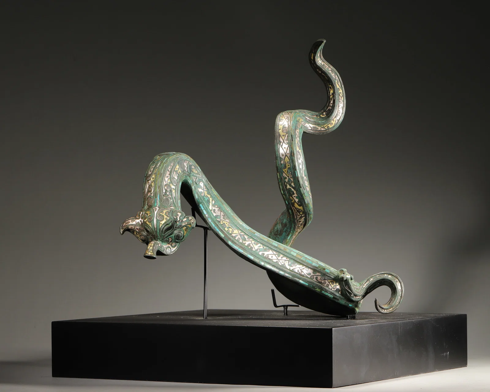 AN IMPORTANT ARCHAIC BRONZE DRAGON-FORM BELT HOOK WITH GOLD AND SILVER INLAY AND TURQUOISE INLAY,