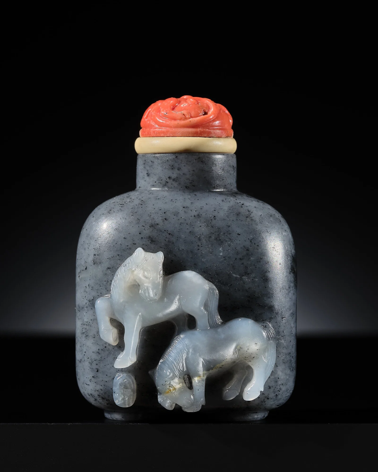 AN INSCRIBED BLACK AND WHITE JADE 'HORSES' SNUFF BOTTLE, SUZHOU SCHOOL, 1740-1860