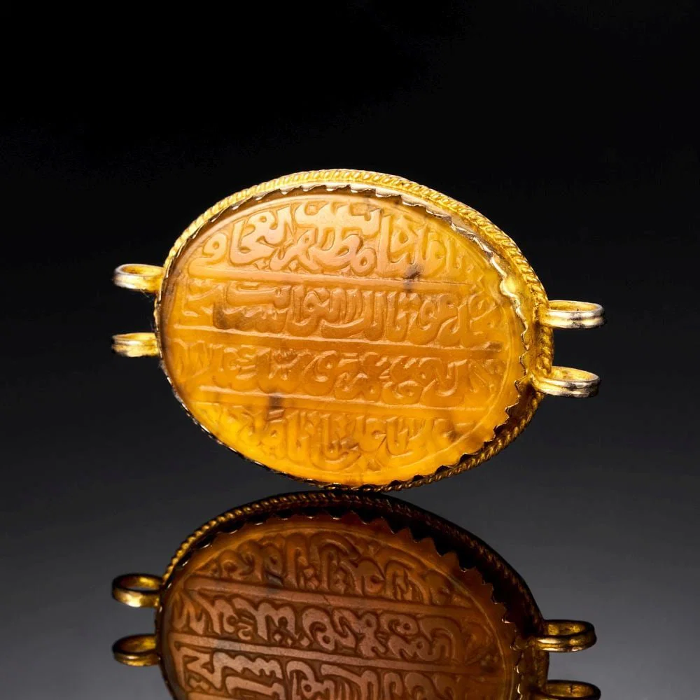 AN INSCRIBED CARNELIAN SEAL ON GOLD 19th Century