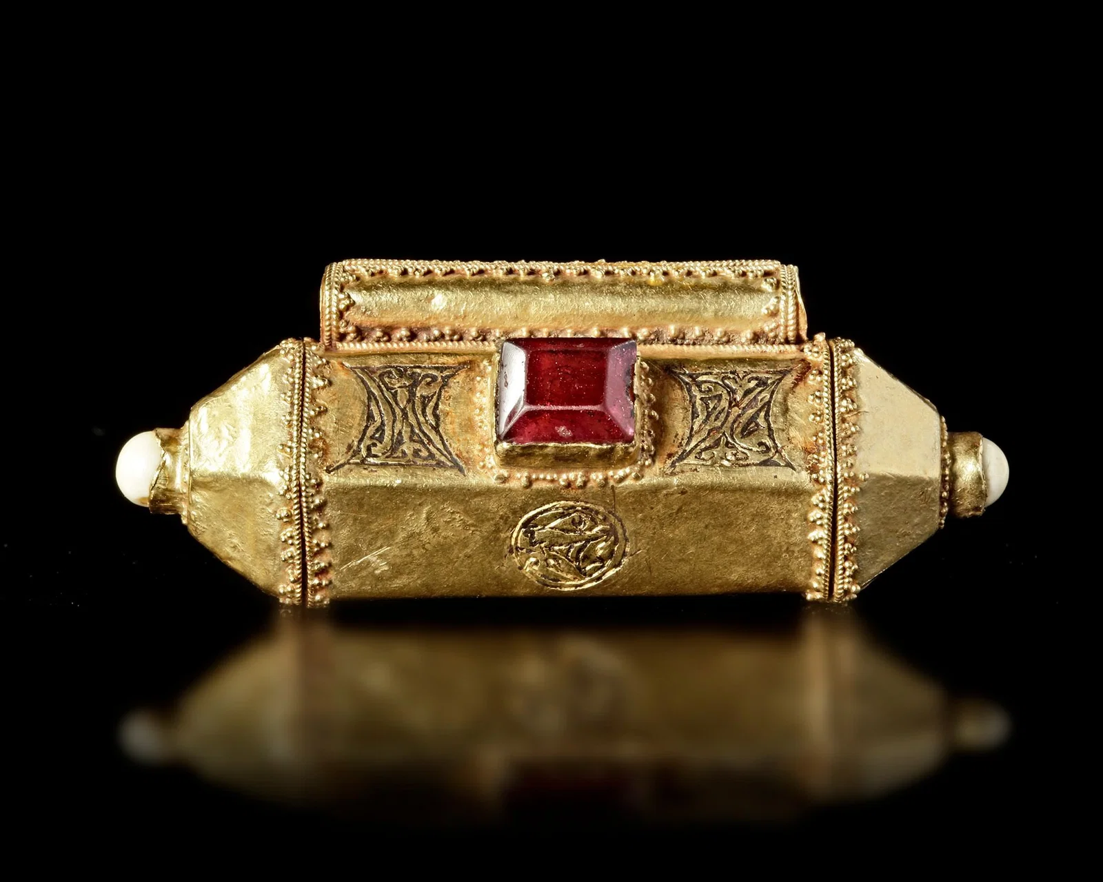 AN ISLAMIC GOLD TALISMAN HOLDER, SELJUK, 12TH-3TH CENTURY