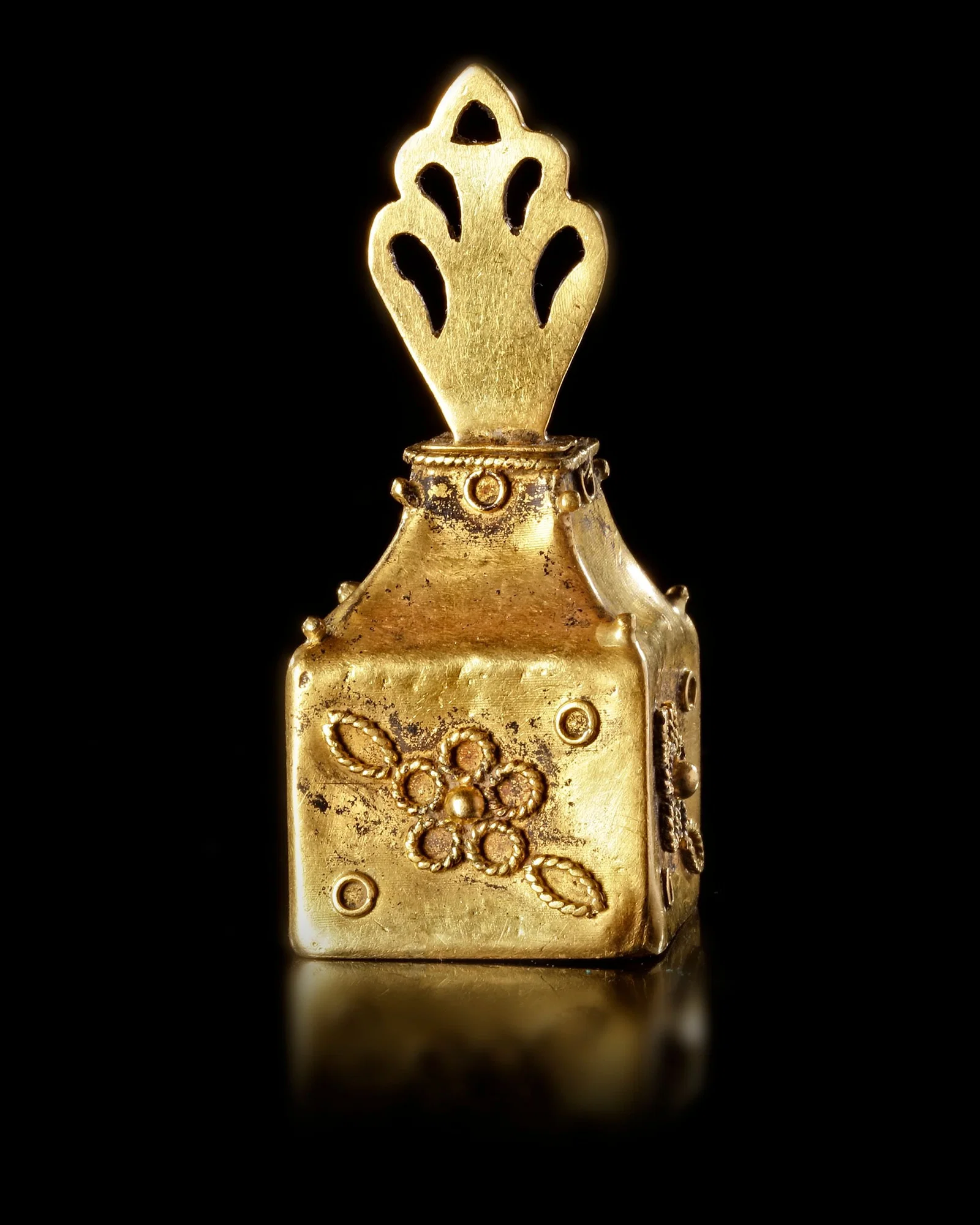 AN OTTOMAN GOLD KOHL BOTTLE, 16TH-17TH CENTURY