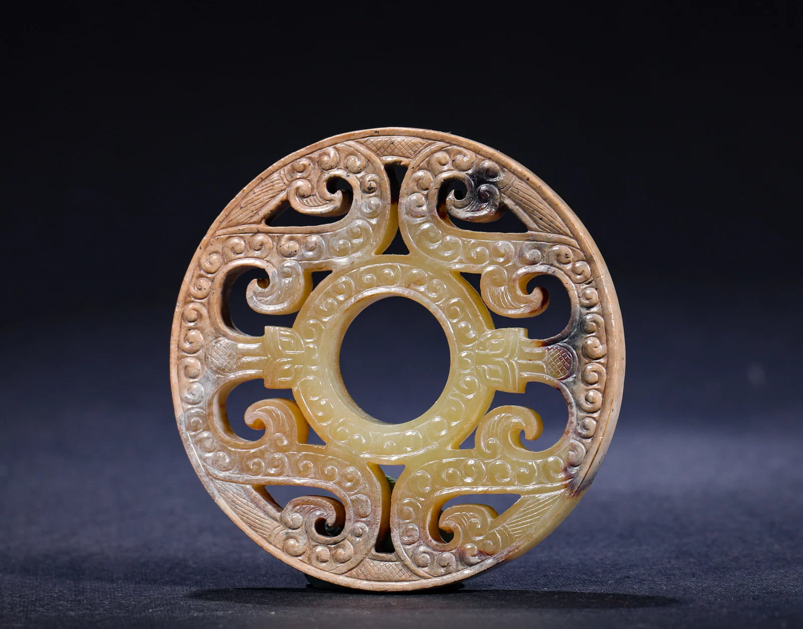 ANCIENT HAN DYNASTY JADE PIERCED WITH FOUR DRAGON PATTERNS RING