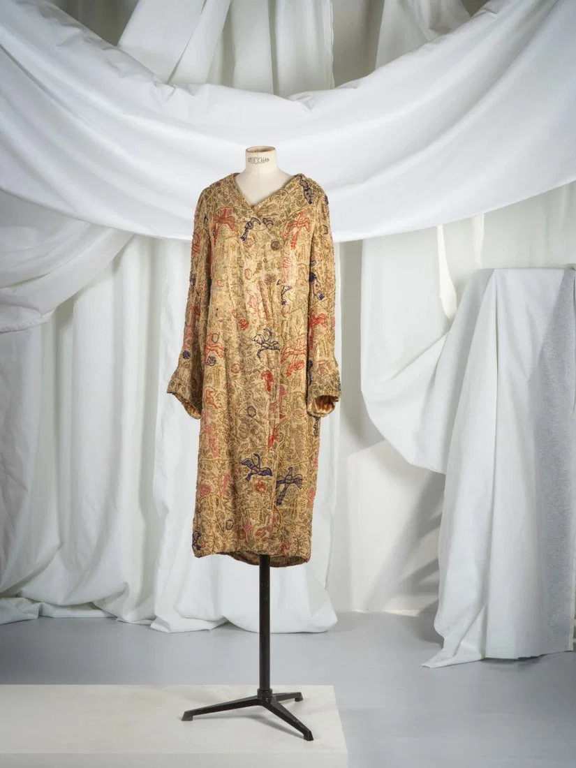 Anonyme, circa 1910/1915. Manteau du soir en lamé or. Anonymous, circa 1910/1915. Evening c...