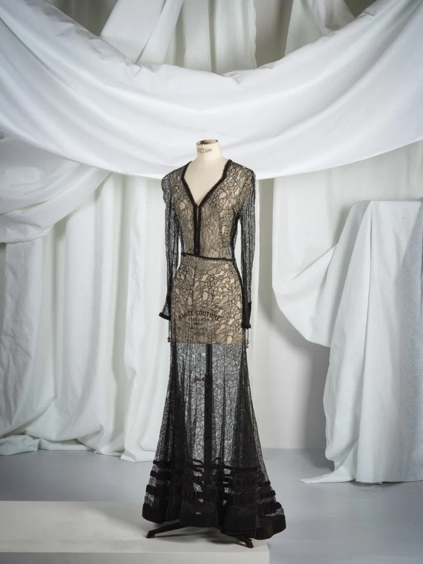 Anonyme, collection Haute Couture, circa 1930/1935. Robe du soir longue en dentelle noire. Anony...