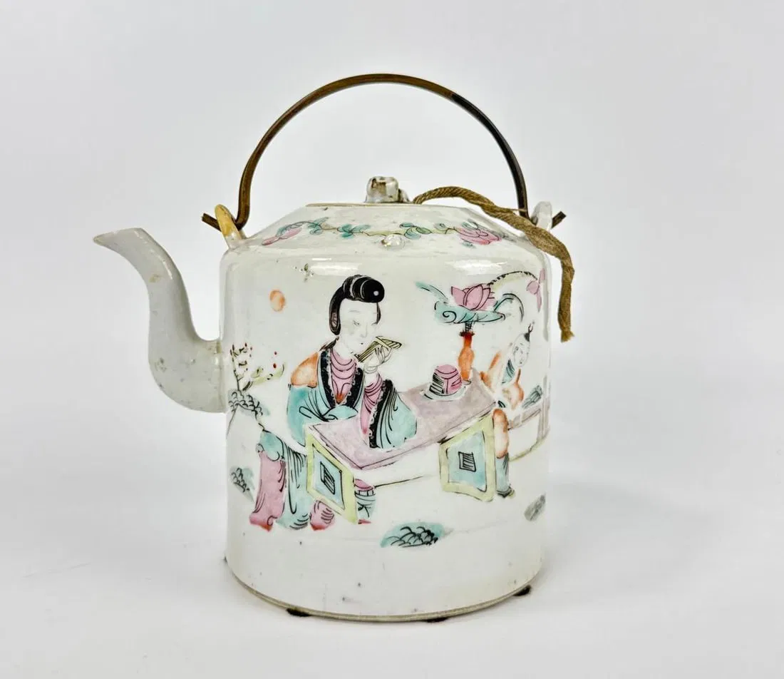 ANTIQUE CHINESE FAMILLE ROSE PORCELAIN TEAPOT