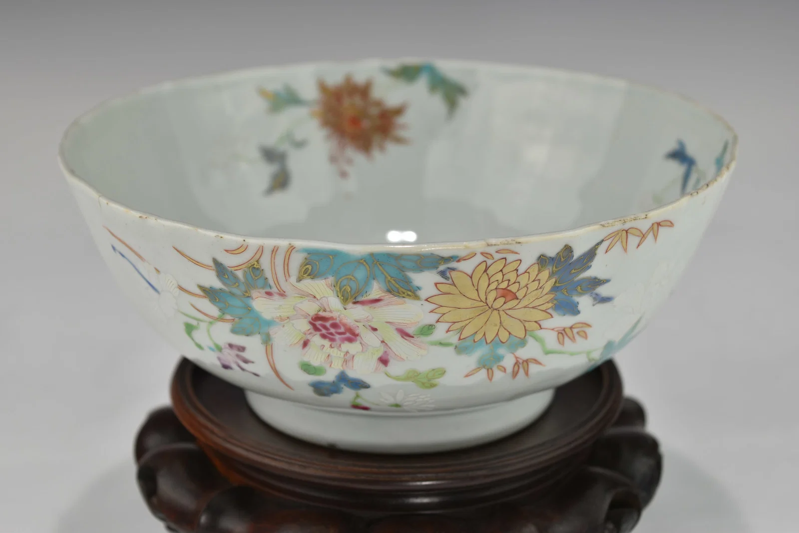 ANTIQUE CHINESE QING DYNASTY FAMILLE ROSE PORCELAIN BOWL