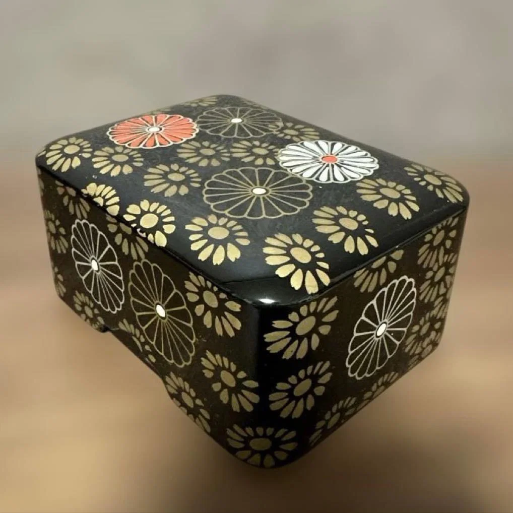 Antique lacquer box, Showa era.