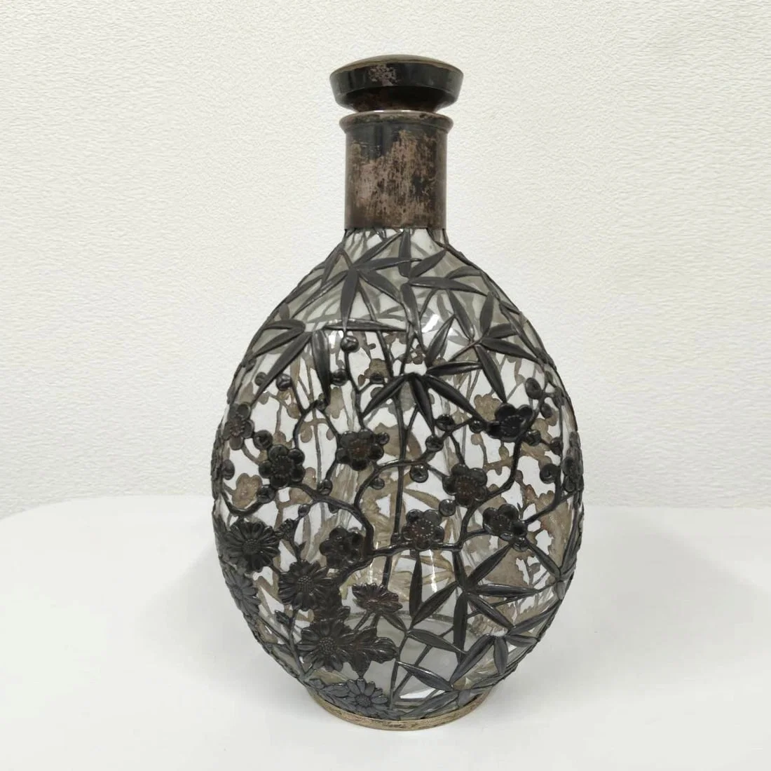Antique Silver Vase (Sv950), the body adorned with motifs of bamboo, chrysanthemum, and plum
