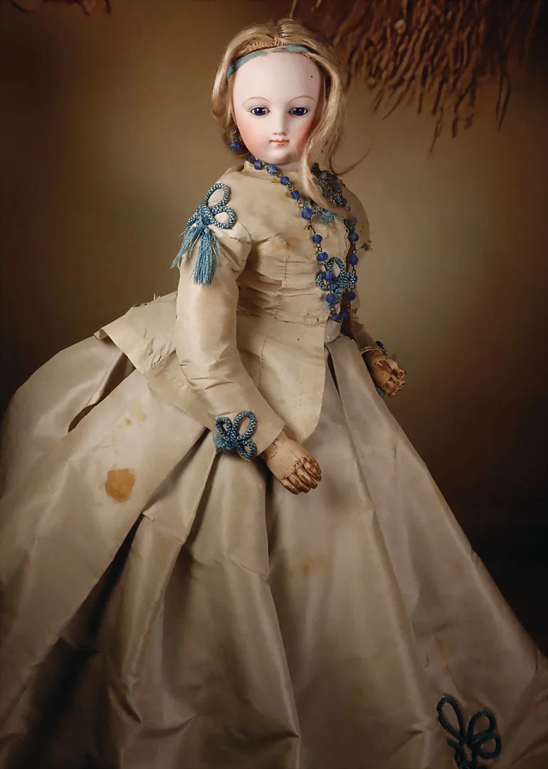 Barrois extremely beautiful fashion doll, c. 1860, finest bisque porcelain turned head, on matching