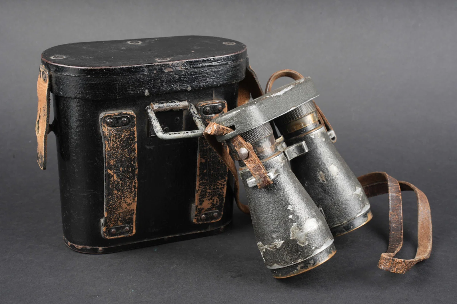 Belle paire de jumelles allemandes FG08 dans leur etui ersatz. Fine pair of German FG08 binoculars