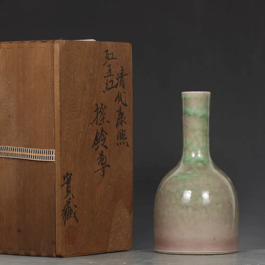 BLUE AND WHITE ROUND-CORNERED VASE