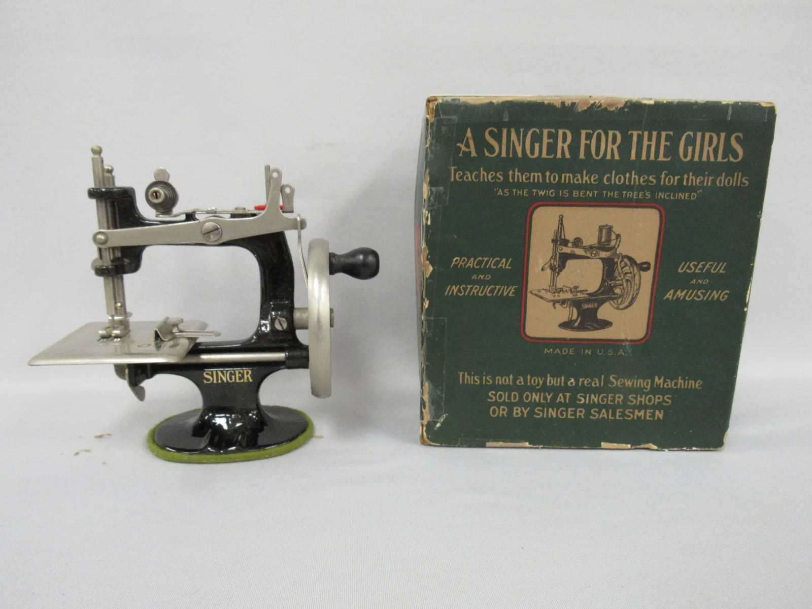 BOXED 1926 GIRLS SINGER SEWING MACHINE: