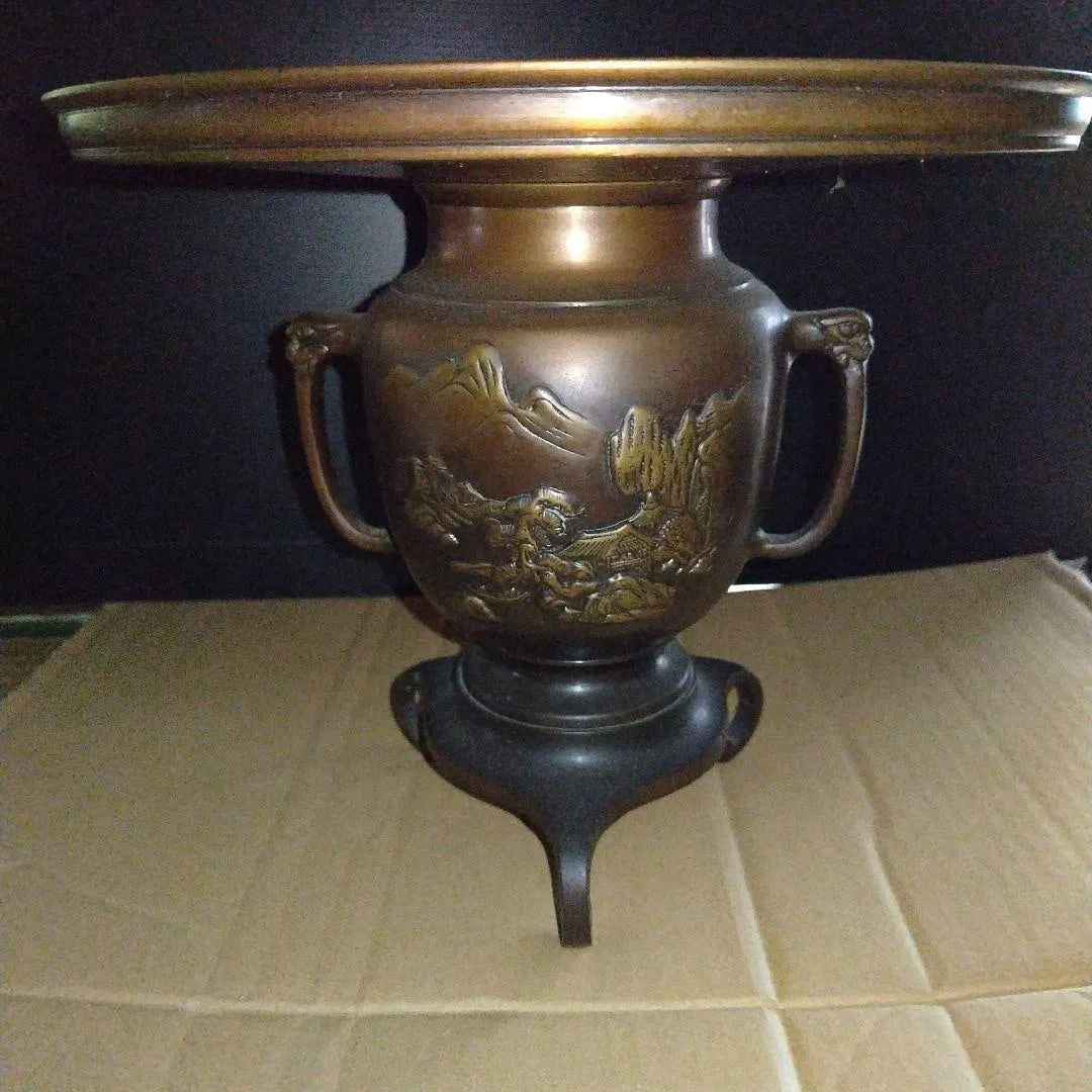 Bronze Usu-bata Flower Vase – Karakane Bronze – Landscape Design – Three-Legged