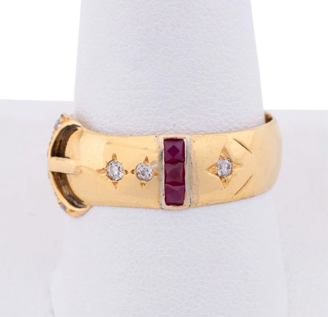 BURMA AND DIAMOND BUCKLE MOTIF RING, 9K YELLOW GOLD