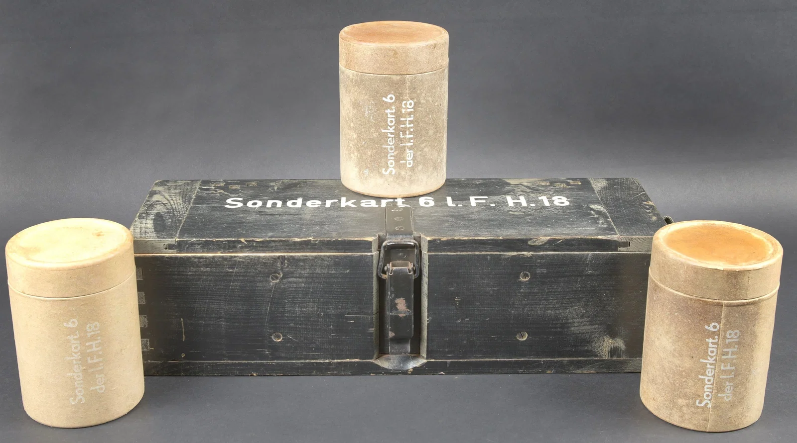 Caisse 6 LF H 18. Crate for six rounds for 10.5 cm le.F.H.18.