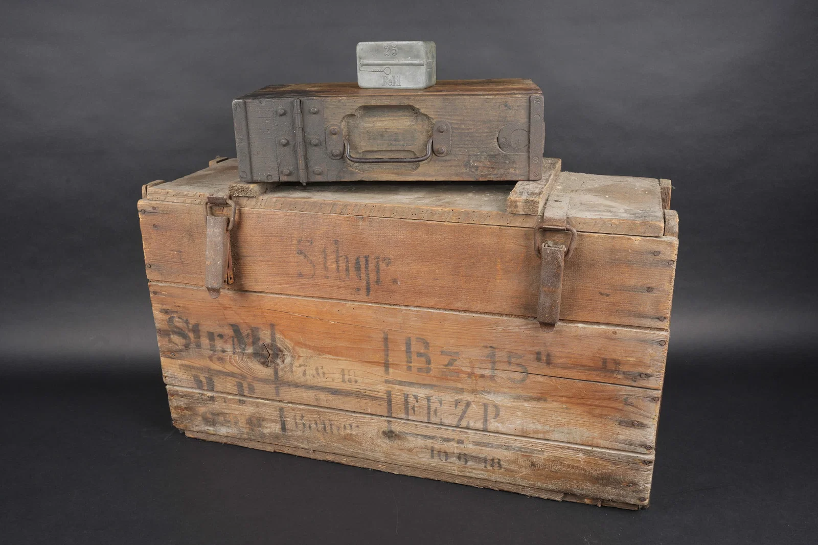 Caisse allemande pour grenades a manche et caisse bande MG. German crate for stick grenades and MG