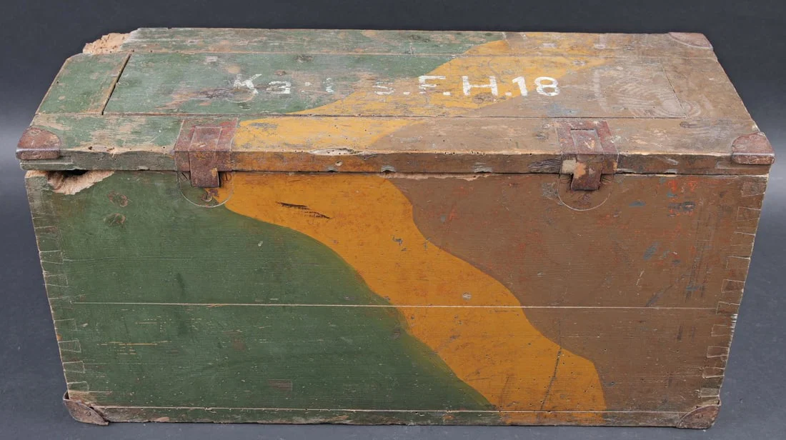 Caisse SFH18 camoufle. SFH 18 ammunition crate, camouflaged.
