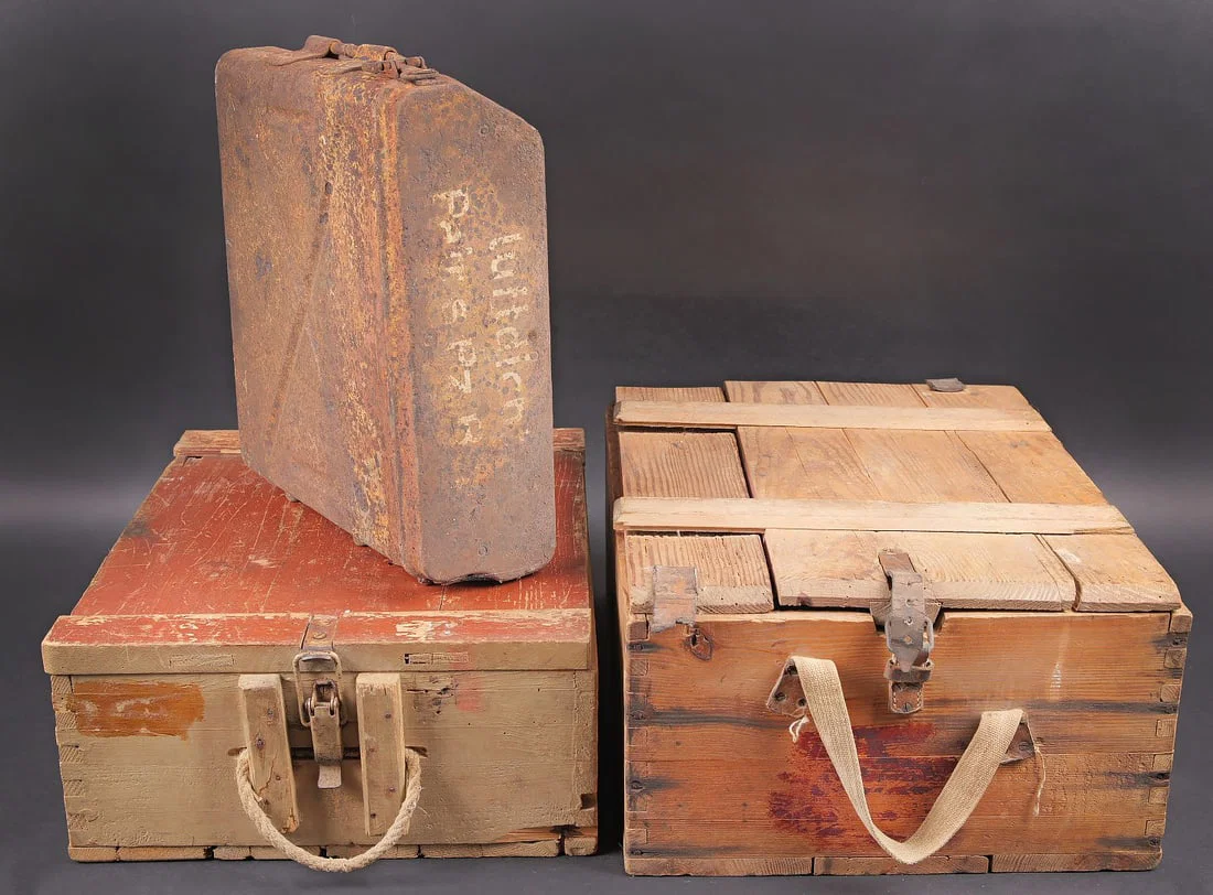 Caisses a munitions. Ammunition crates.