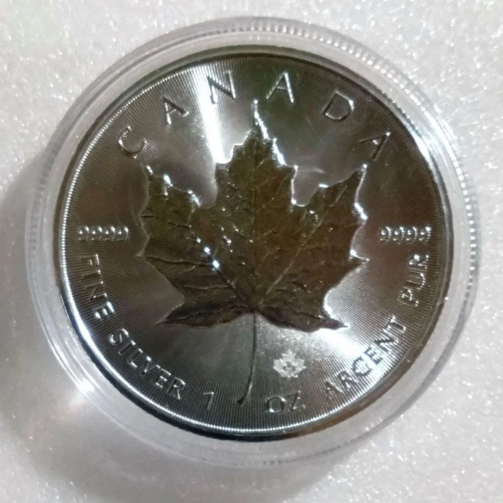 Canadian maple leaf silver coin, 1 ounce, comes with a certificate of authenticity.