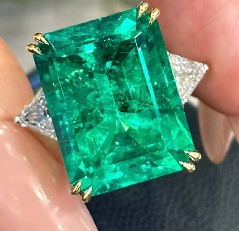 Certified 14 Ct - Emerald Cut Lab Grown Green Emearld & Lab Grown Diamond D VVS1 Engagement Ring