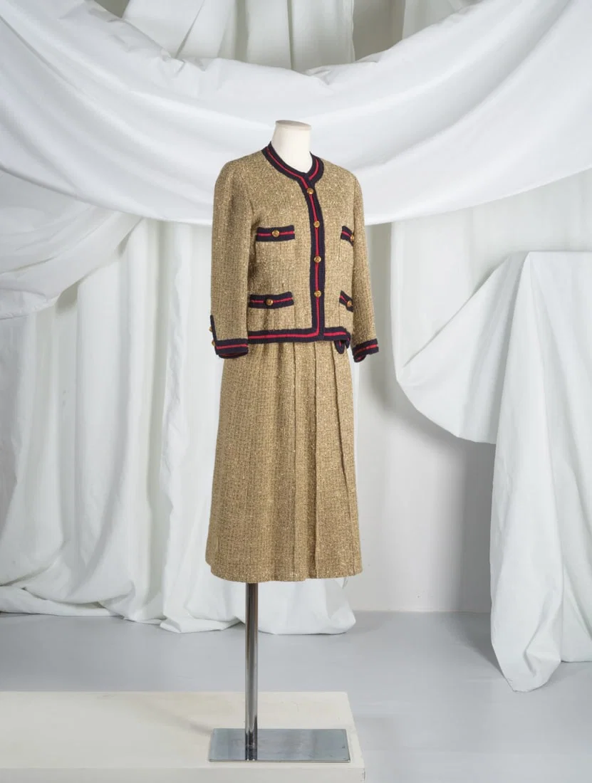 Chanel, collection Haute Couture, Printemps-Eté 1961. Iconique tailleur en tweed beige. Cha...