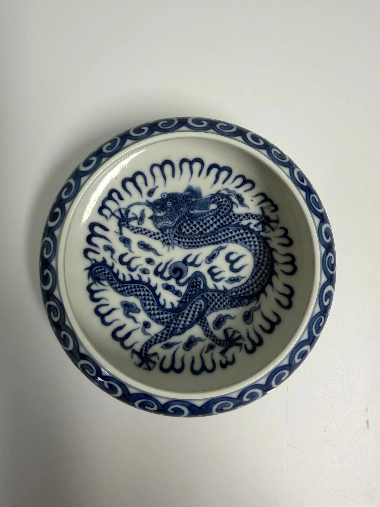 Chinese blue and white dragon China porcelain plate mark