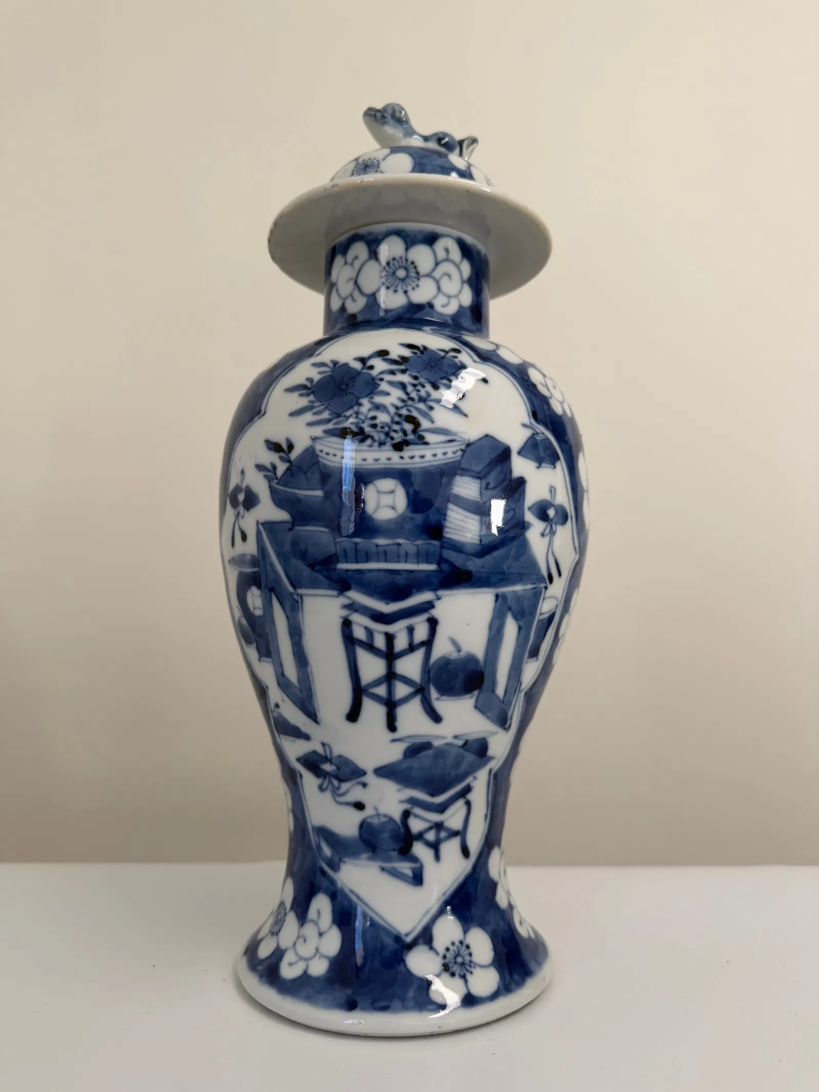 Chinese blue and white fu dog handle lid vase