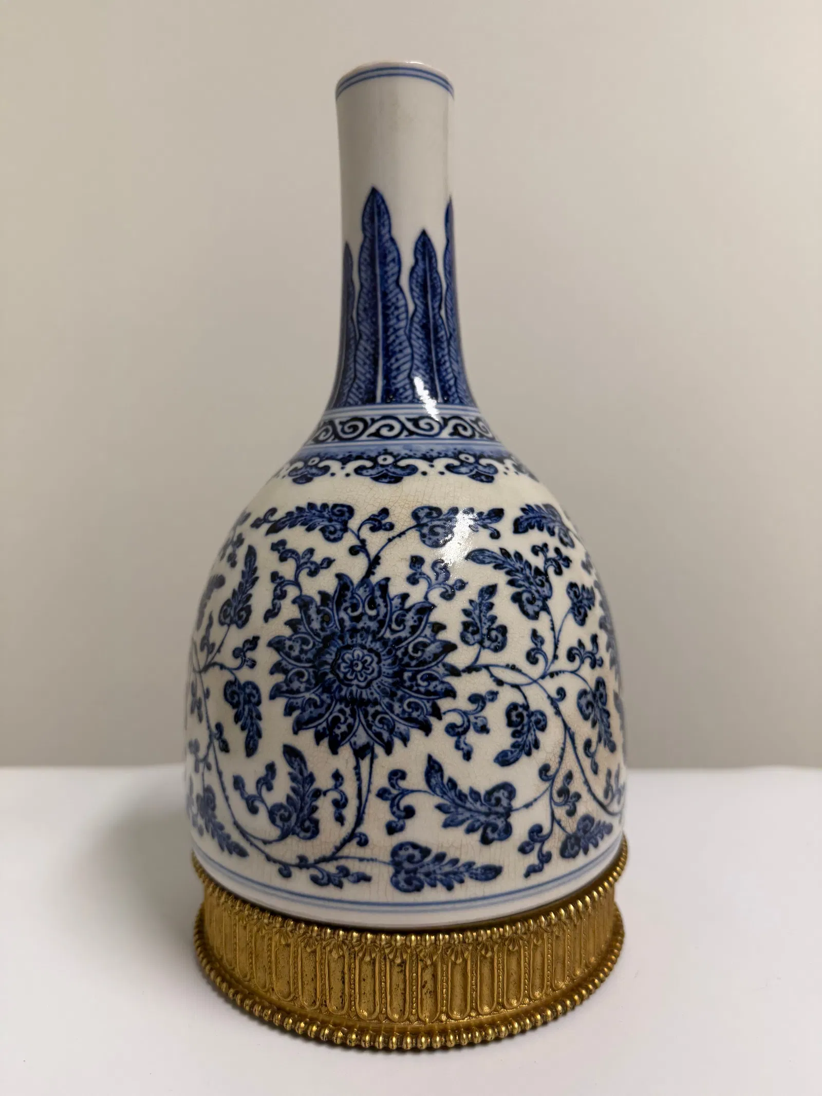 Chinese blue and white ice crack porcelain lotus China porcelain vase