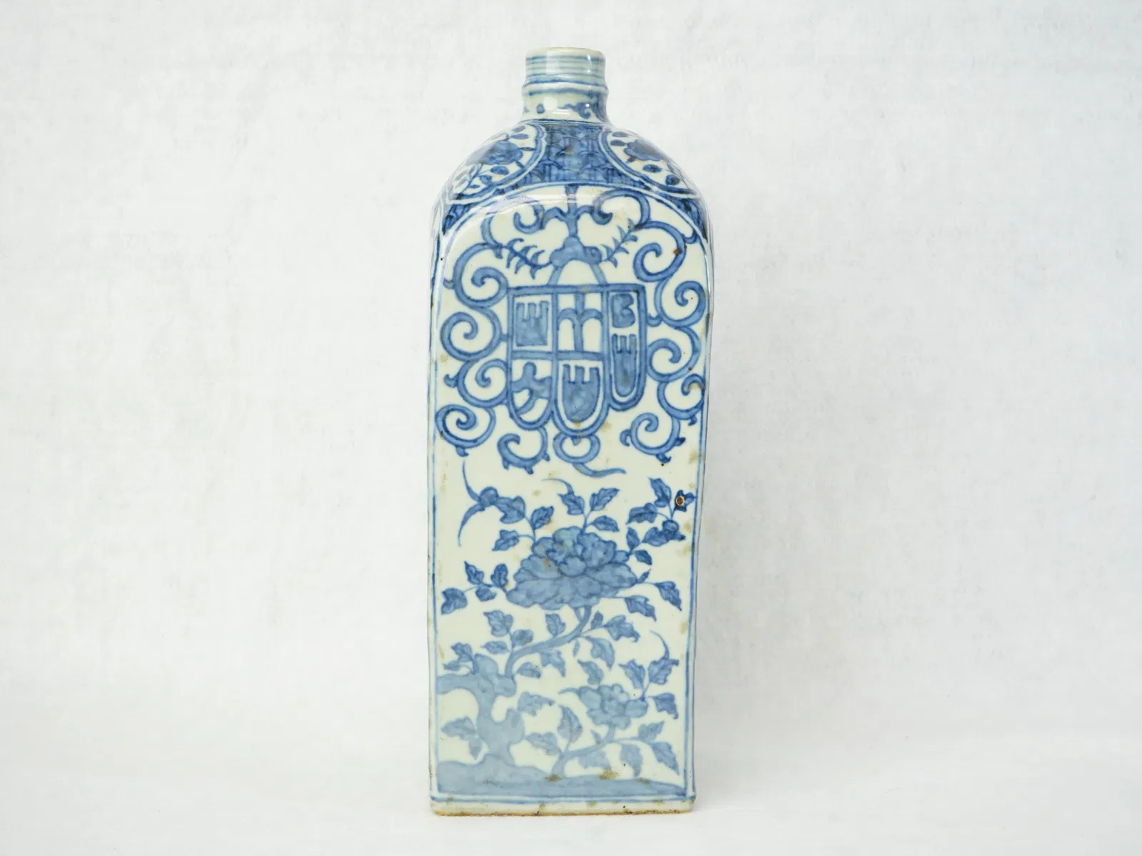 Chinese Blue and White 'Kraak' Square Bottle Vase with Mark, 17th Century