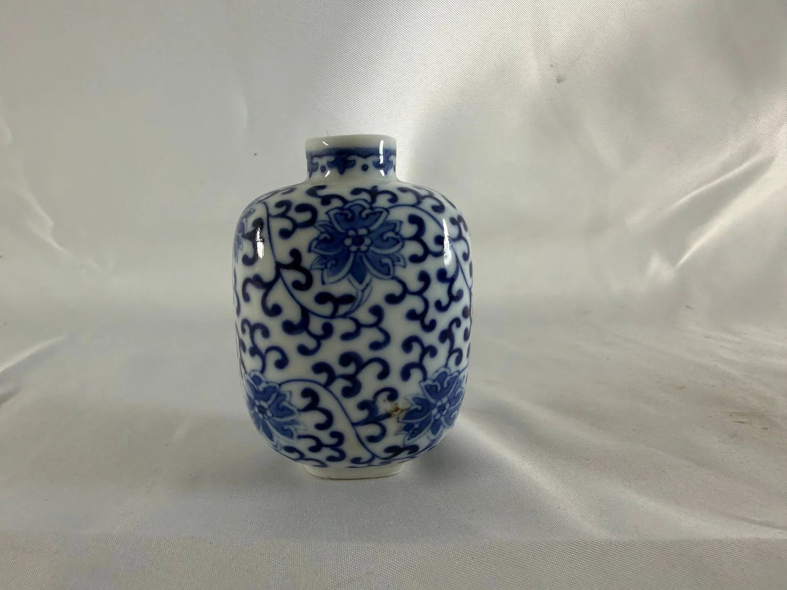 Chinese blue and white lotus Porcelain China snuff bottle mark