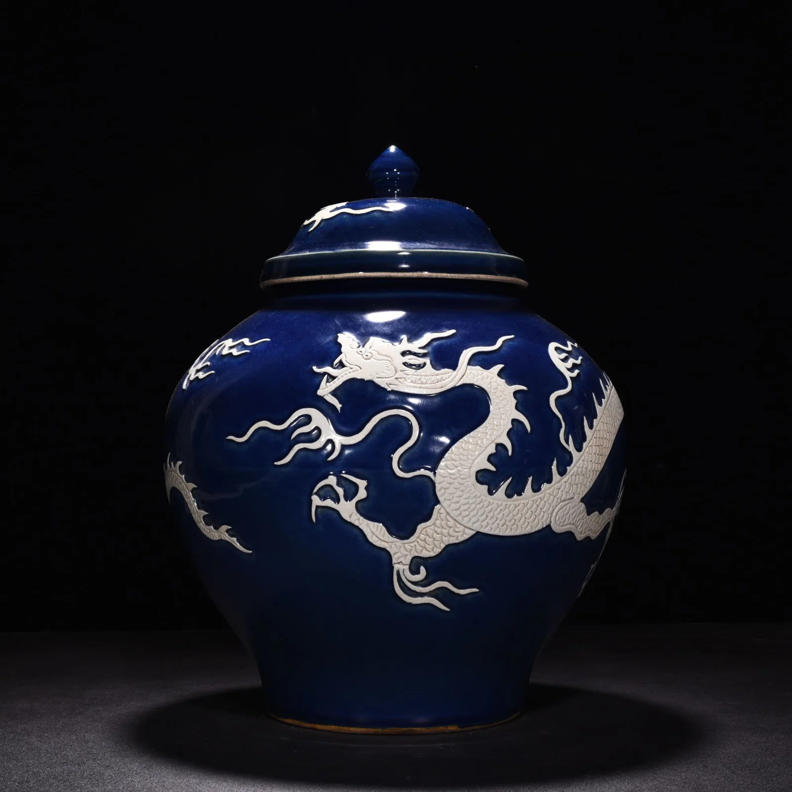 Chinese blue and white porcelain jar Yuan dynasty