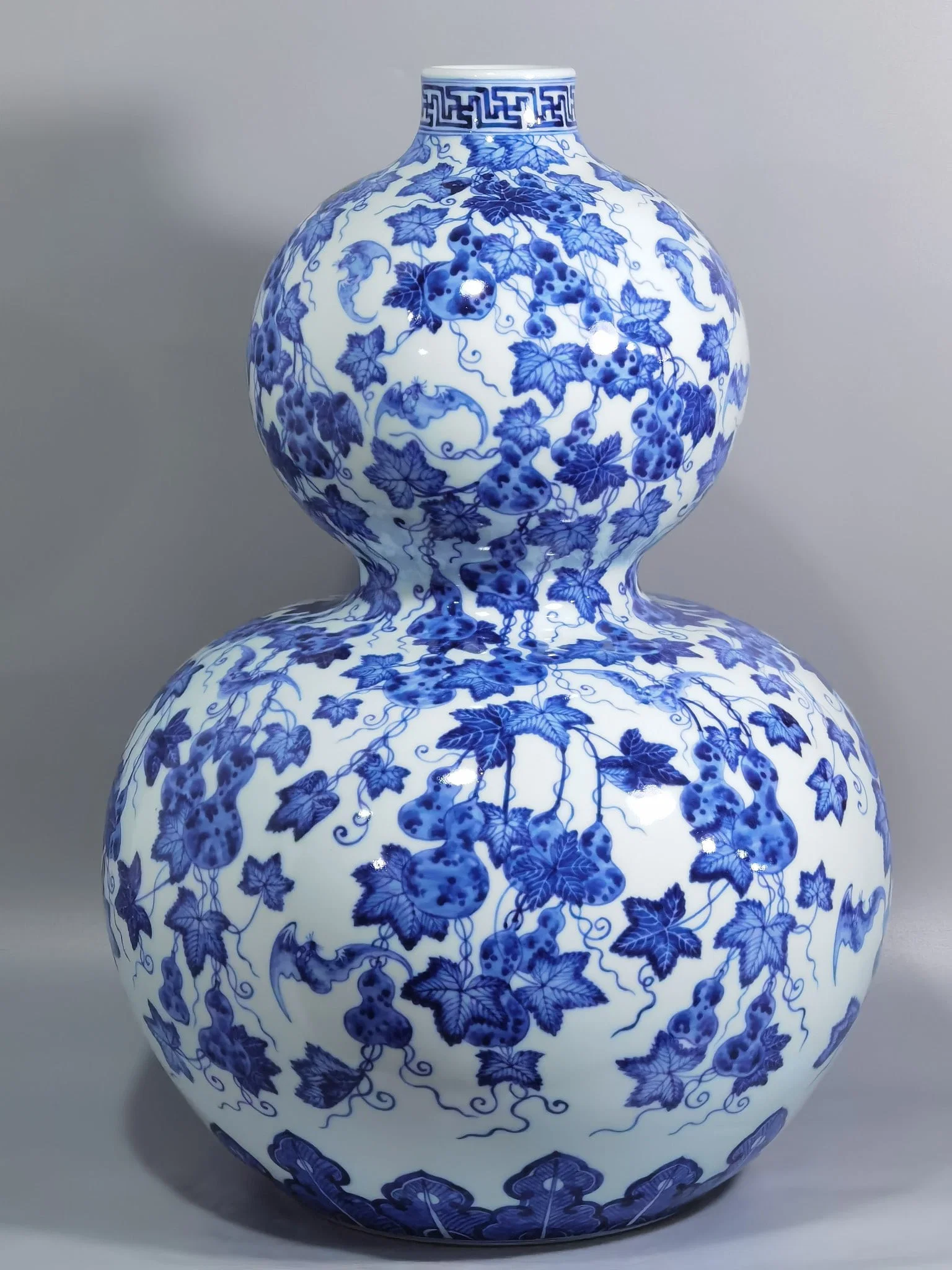 Chinese blue and white porcelain vase Qing dynasty Qianlong Period