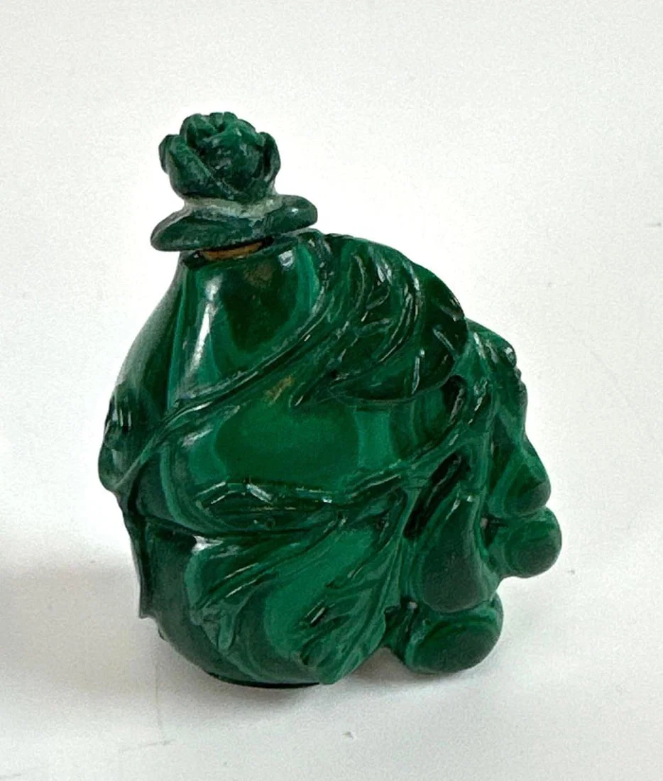 CHINESE CARVED MALACHITE SNUFF BOTTLE WITH STOPPER