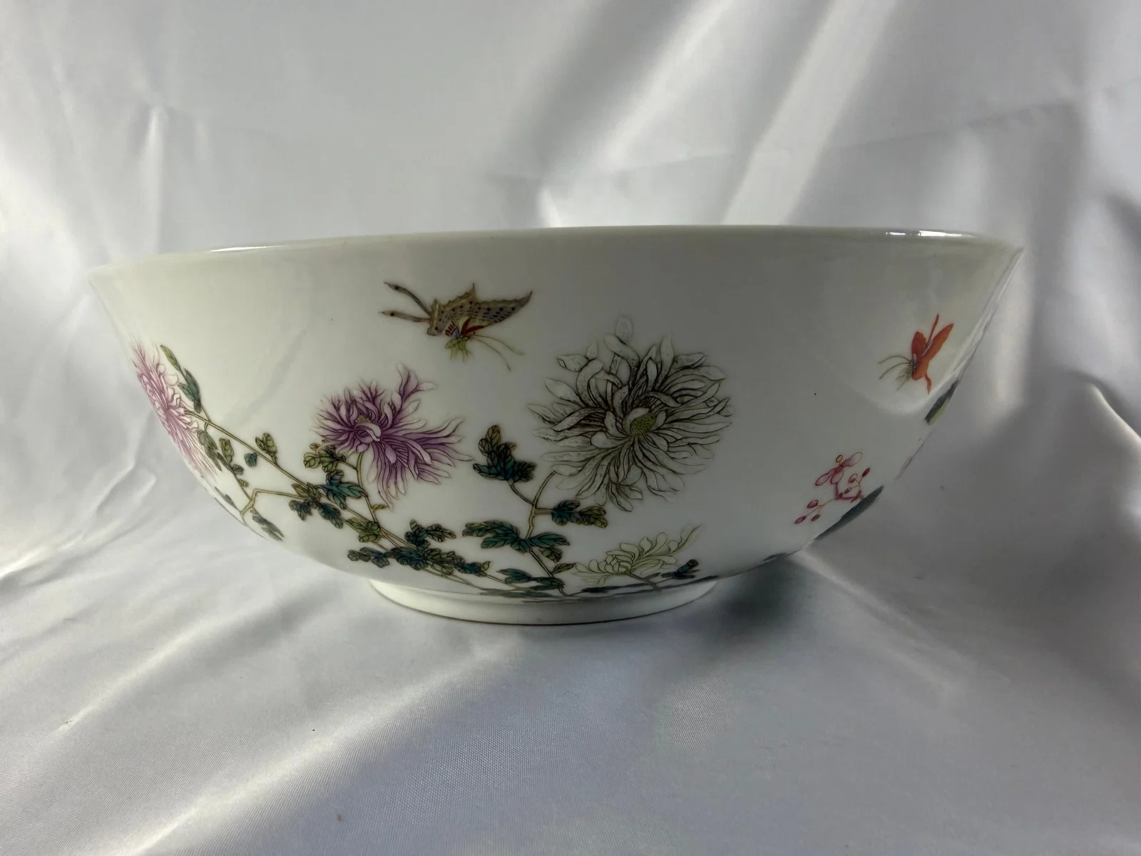 Chinese enameled famille rose China porcelain bowl China red characters mark