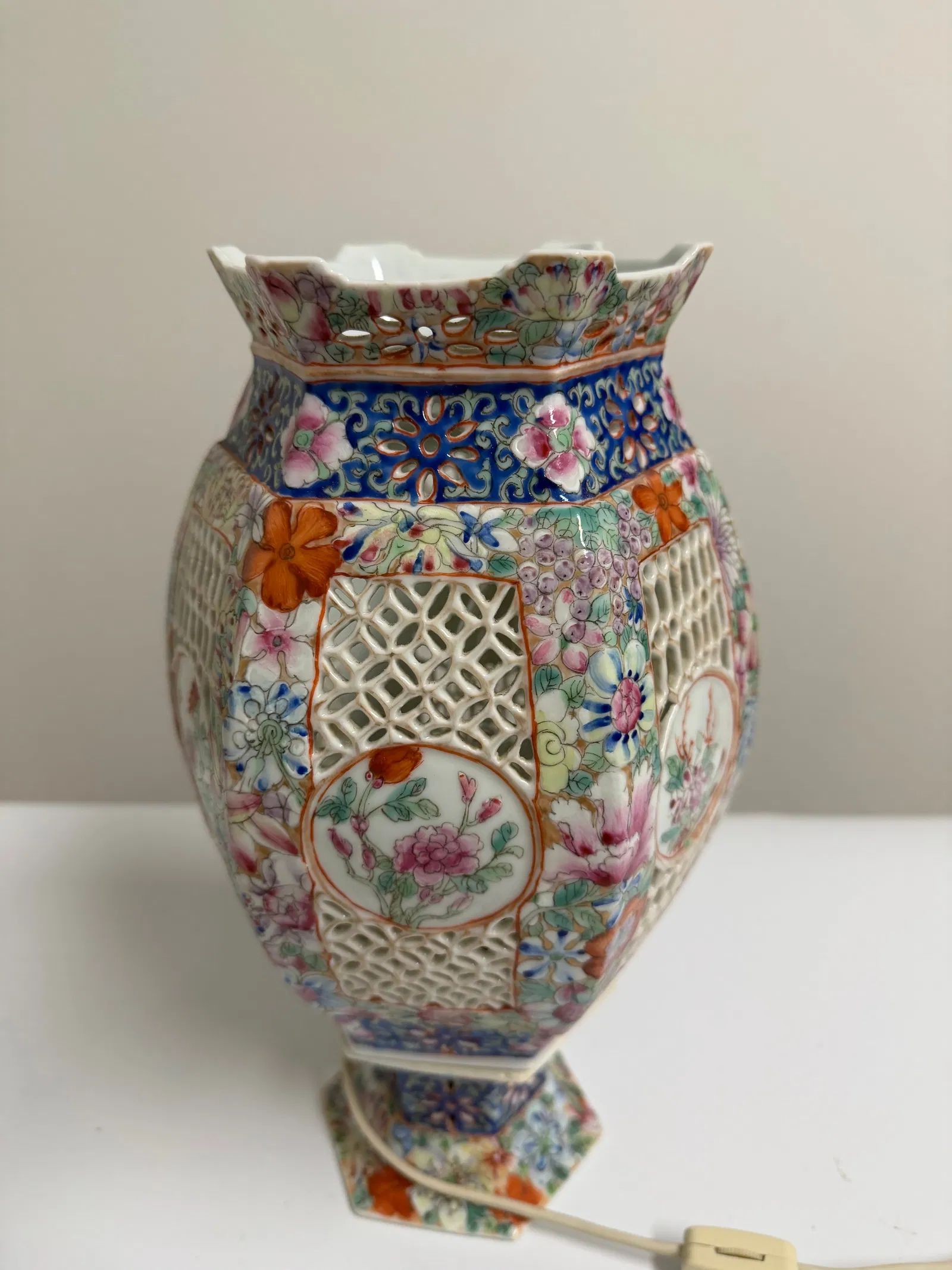 Chinese enameled famille rose China porcelain lamp test works