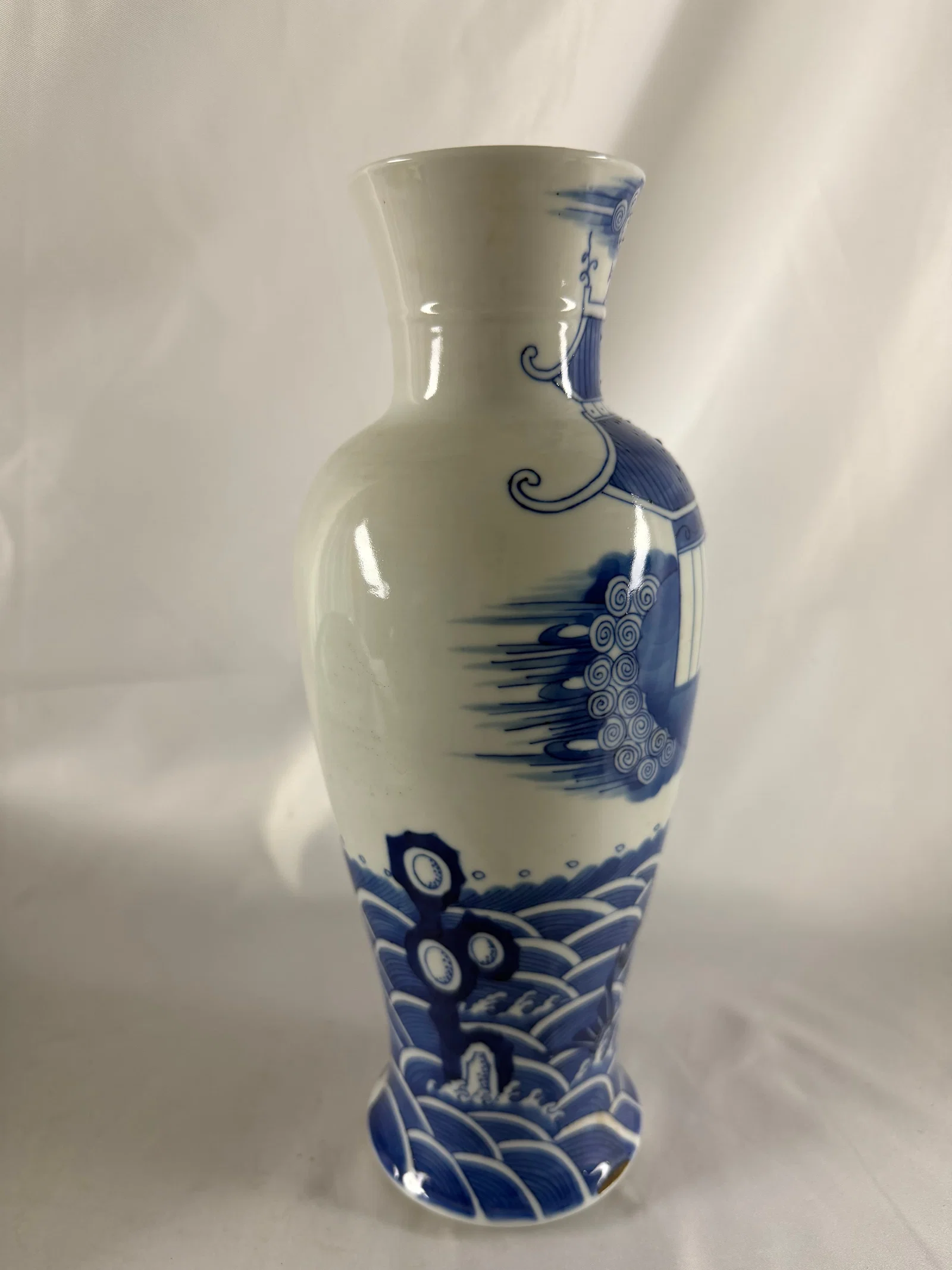 Chinese export blue and white building Porcelain China vase