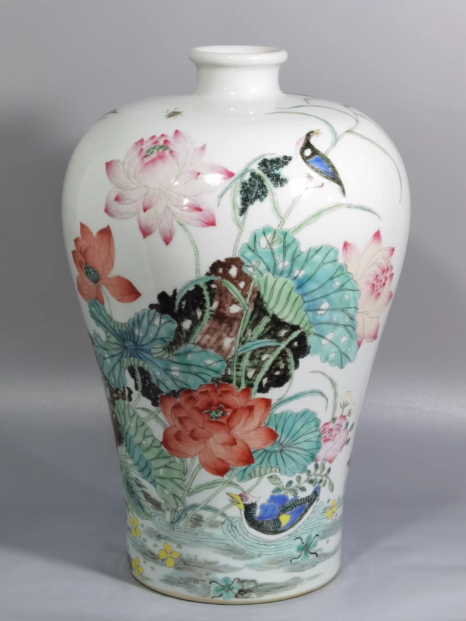 Chinese famille rose porcelain vase Qing dynasty Yongzheng Mark & Period
