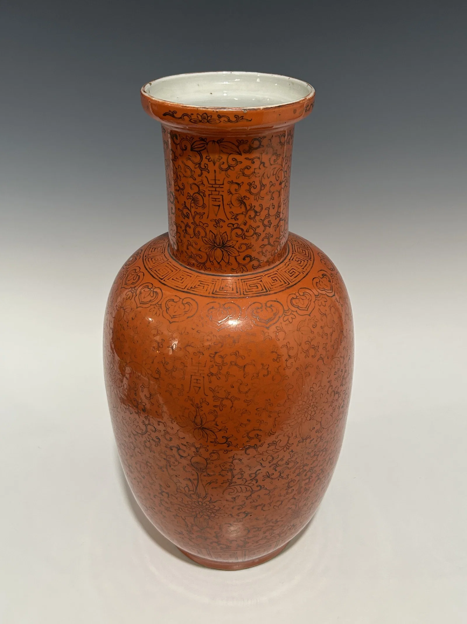 CHINESE QING DYNASTY CORAL RED ROULEAU VASE WITH GUILT FLORA AND SHOU DECORATION
