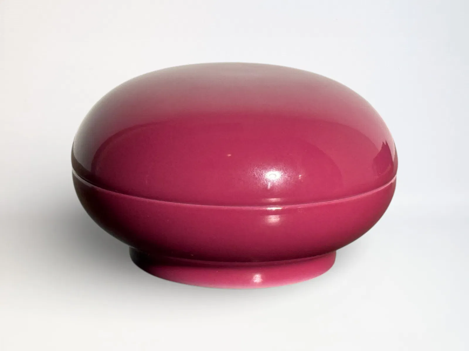 Chinese Ruby Pink Enamled Round Porcelain Box