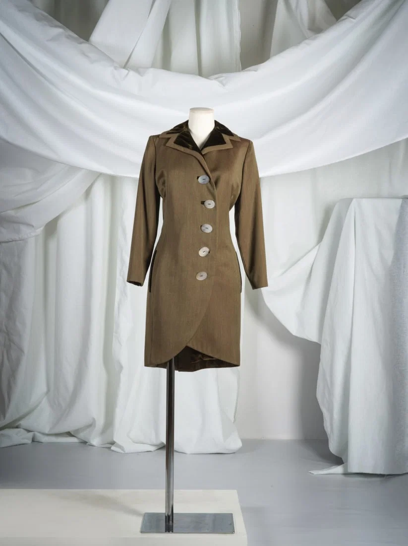 Christian Dior, collection Haute Couture, circa 1995. Robe manteau en lainage et velours kaki.. ...