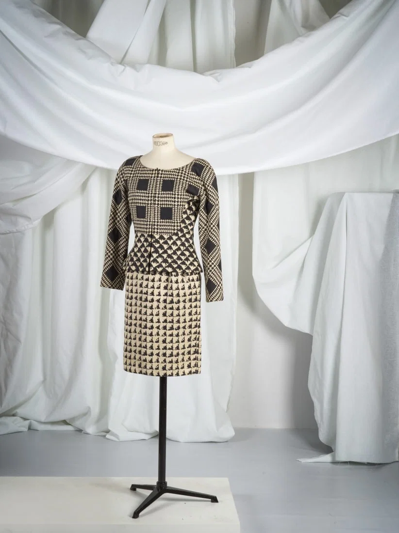 Christian Lacroix, collection Haute Couture, Printemps-Eté 1992. Tailleur jupe en soie pied...