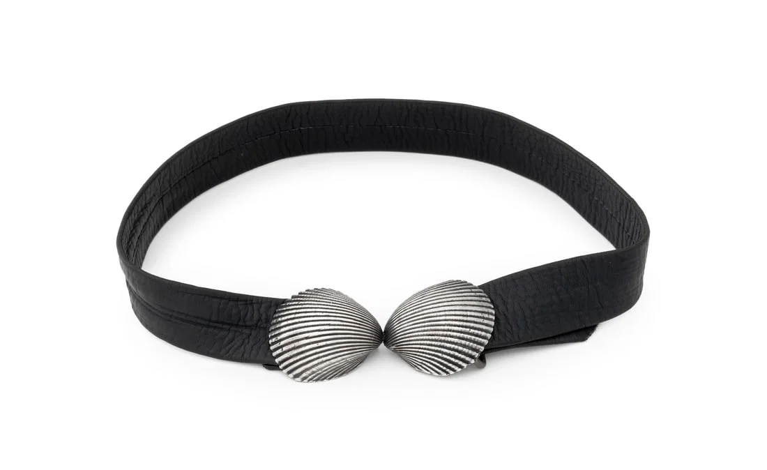 Clam Shell Form Silver Belt Buckle Leather Belt
