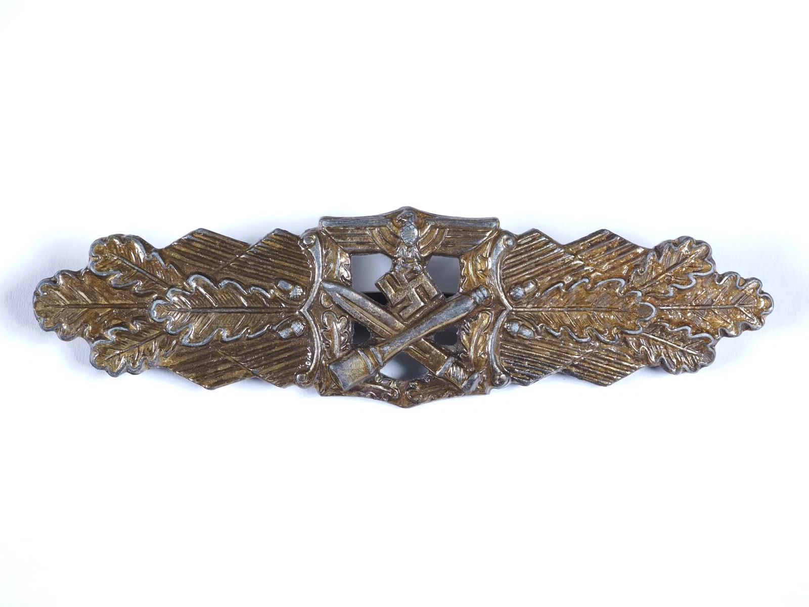 Close Combat Clasp in gold