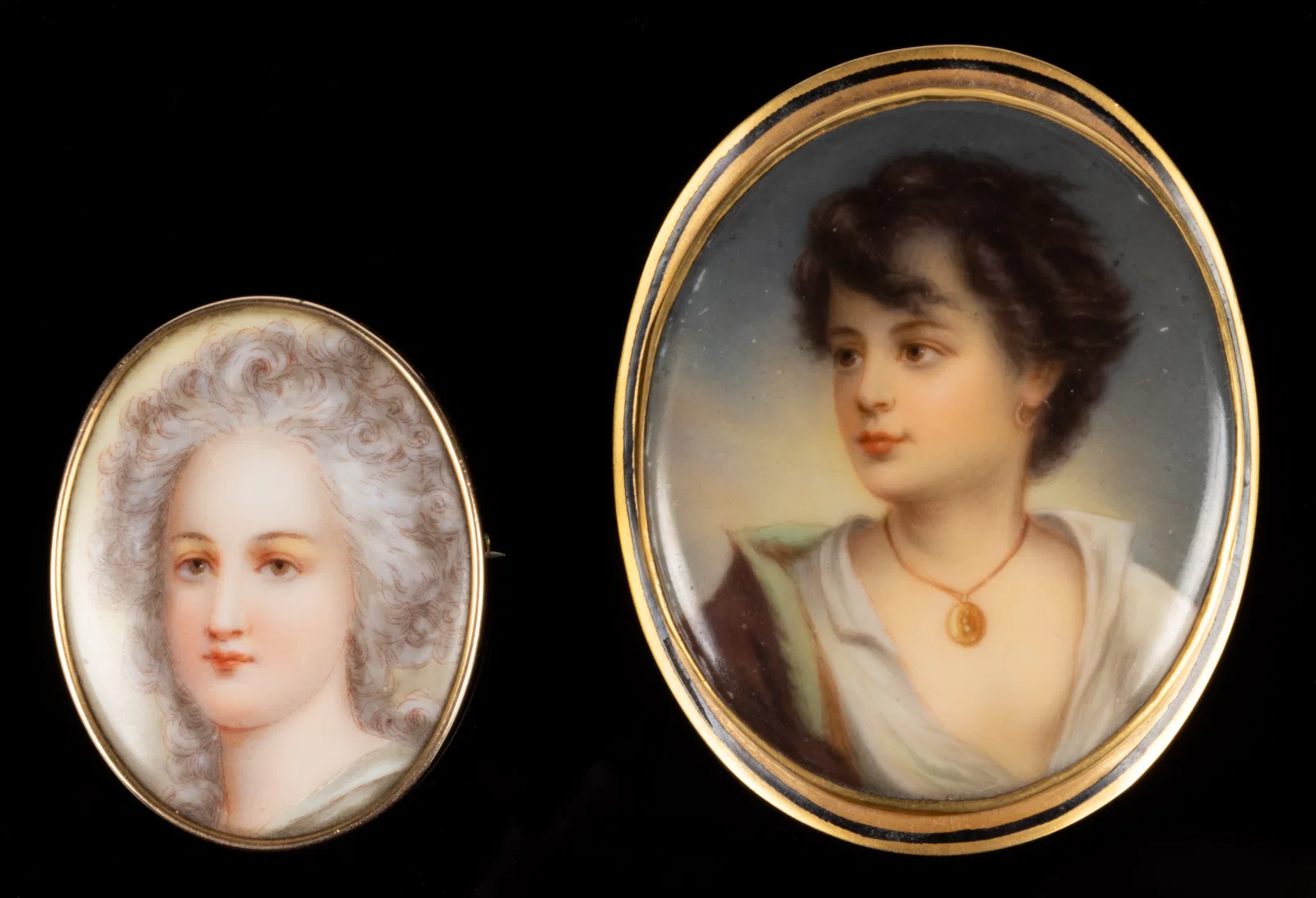 CONTINENTAL SCHOOL (19TH / 20TH CENTURY) 14K YELLOW GOLD FRAMED PORCELAIN PORTRAIT PLAQUE BROOCH