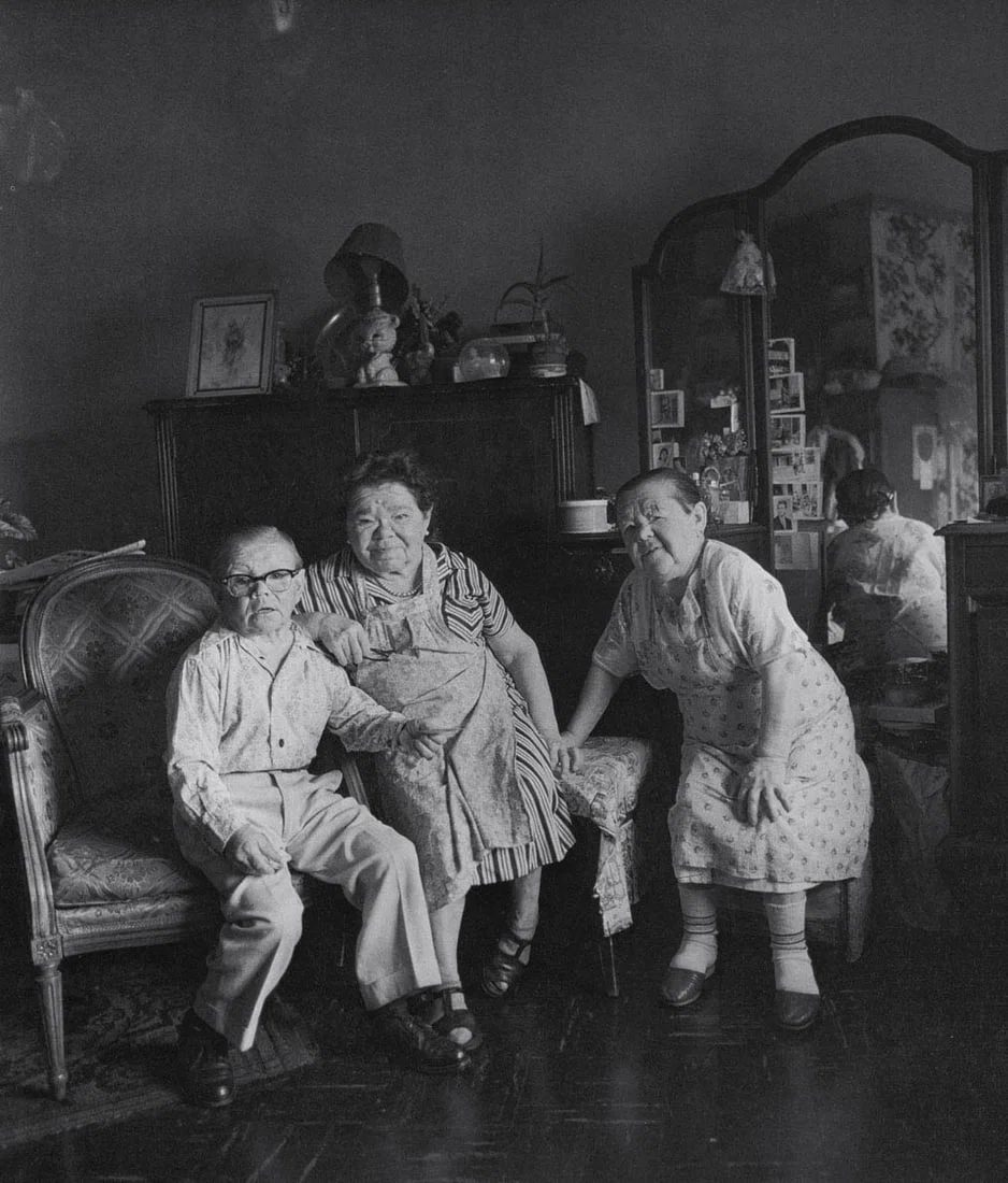 DIANE ARBUS - Russian midget friends in a living room on 100th St, NYC, 1963