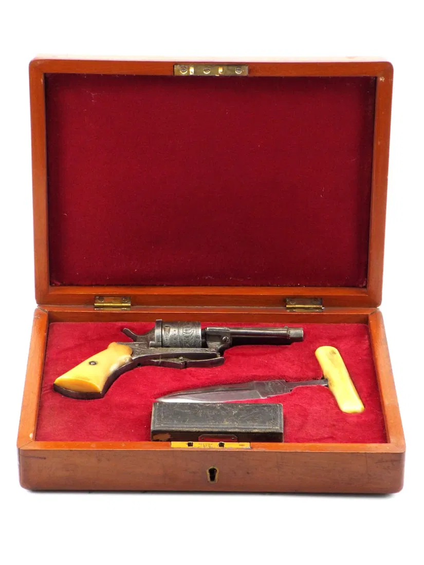 Discreet Mid 19th C. GENTLEMAN’S SELF DEFENSE SET Pinfire Revolver