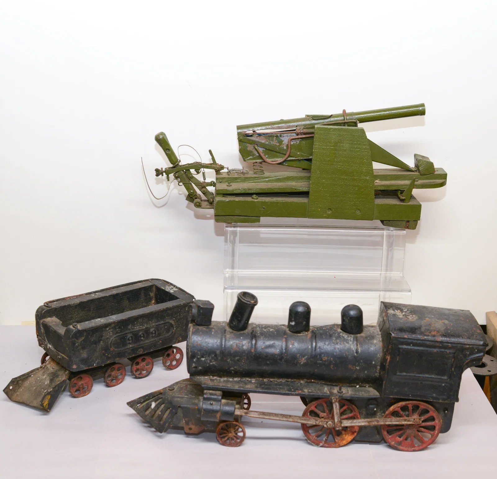 Display Locomotive, Tender, and Cannon From Roadside America.