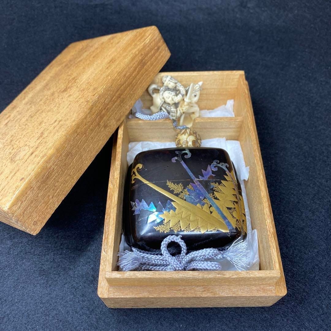 Edo period maki-e inrO (small decorative container), accompanied by a wooden box.
