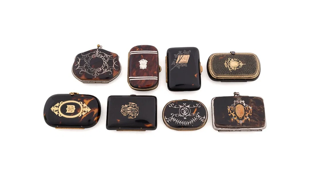 EIGHT E. 20TH C. FAUX & MOULDED SHELL COIN PURSES