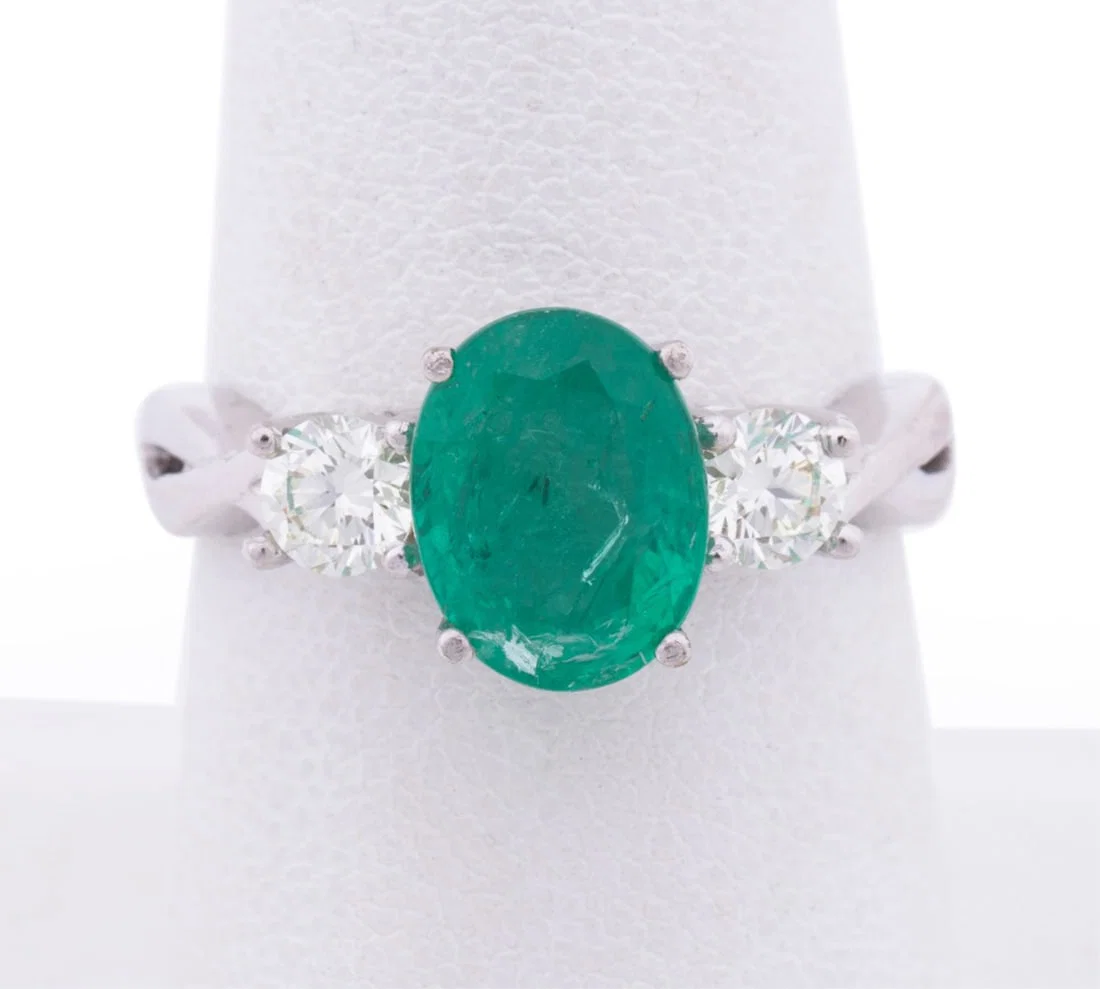 EMERALD AND DIAMOND RING SET IN 18K WHITE GOLD